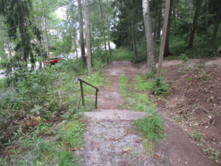 Kulkuväylä ja portaat metsäisessä puistossa.