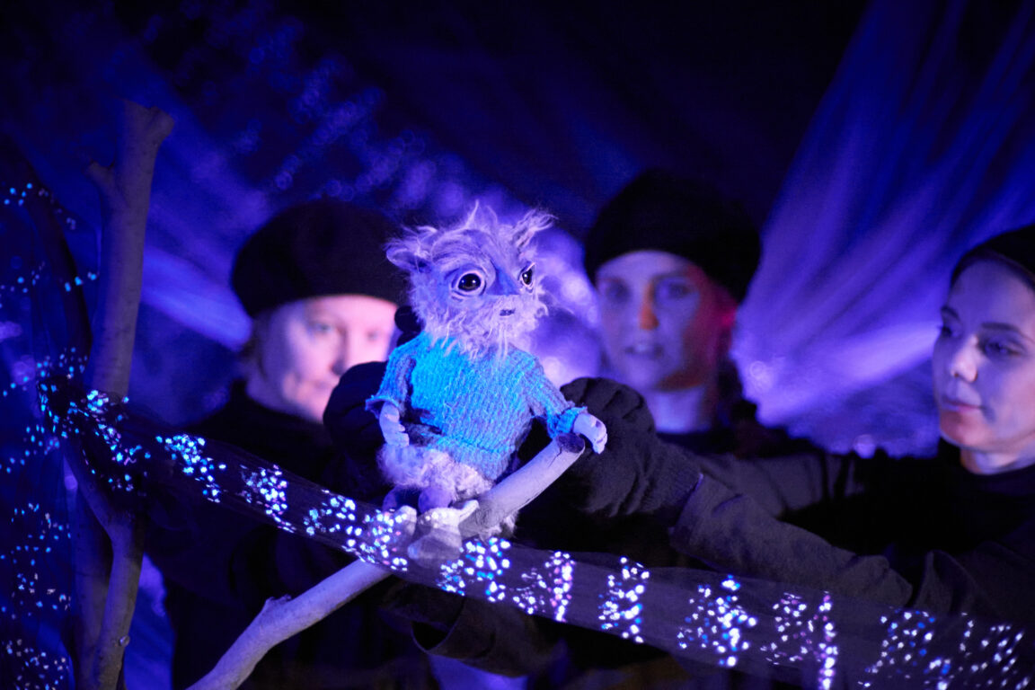 Hämärinkäinen on pieni hahmo, joka kutoo kangaspuillaan hämärää keskitalven juhlaa varten.