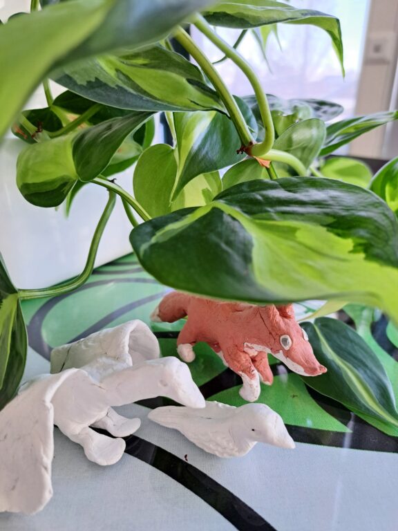 Taidepajan eläinhahmoja Taidemuseo Veturitallilla