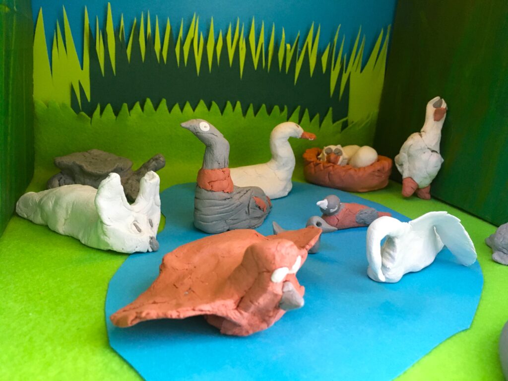 Metsä täynnä elämää, Veturitallin minimaailmateoksen yksityiskohta lintulampi.