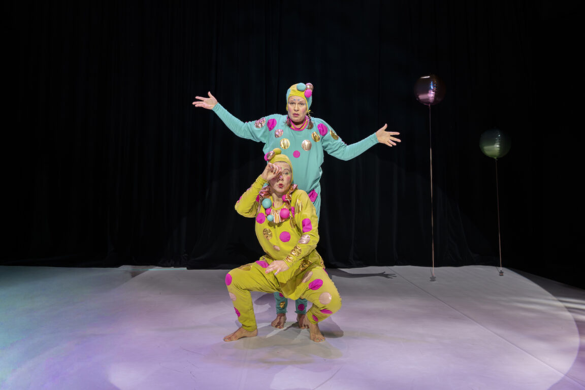 Vauvavaltameren tanssijahahmot poseeraa