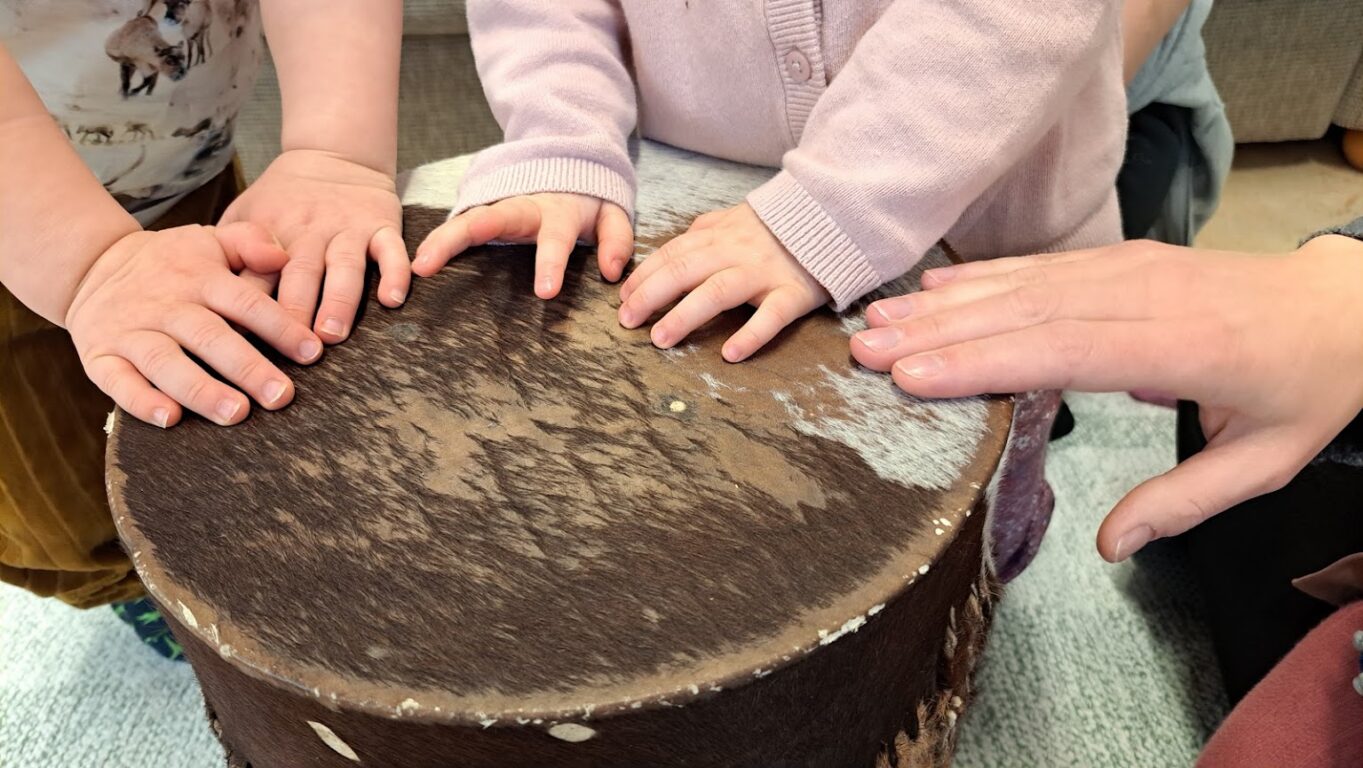 Rytmikylpyyn osallistujat rummuttamassa. Kuva: Henna Leisiö.